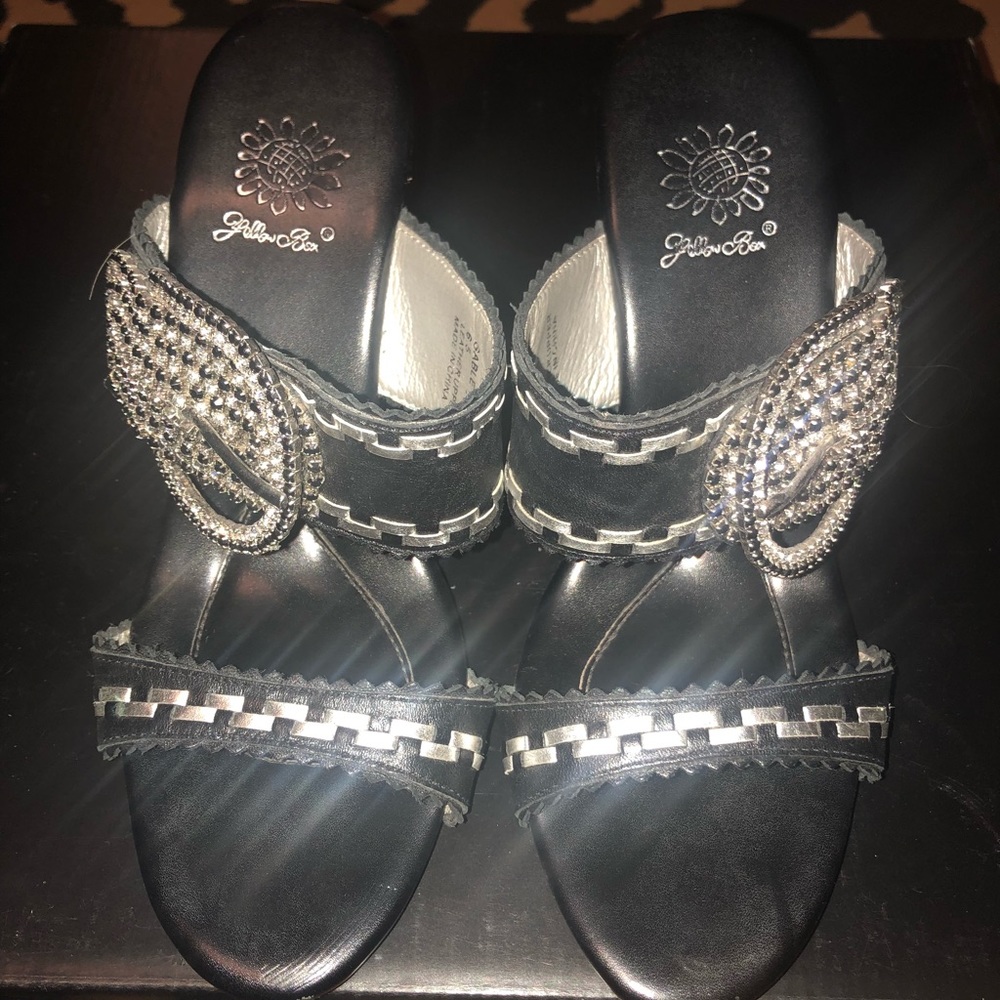 Yellow Box wedges, blk&silver size 6.5
